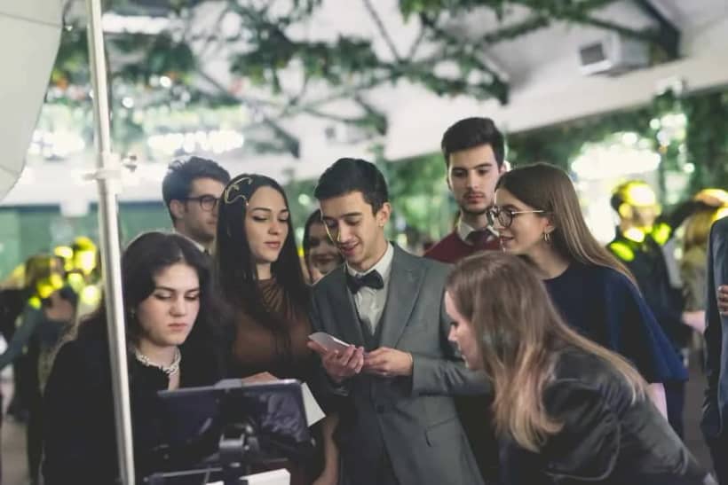Participanți care aleg fotografiile realizate în studioul foto mobil Nusifil